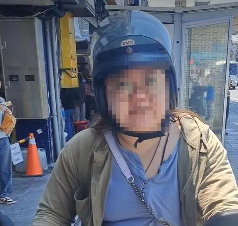 基隆市一名騎士不僅在人潮眾多的人行道上騎乘機車,更沿路按喇叭要求行人讓道。(圖/翻攝自爆料公社公開版)
