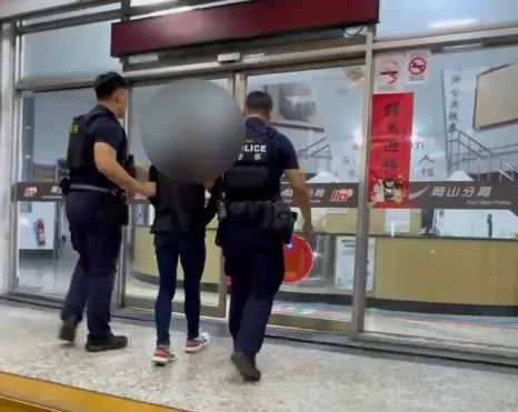 警方隨即依現行犯將其逮捕，全案詢後依刑法竊盜罪移送橋頭地檢署偵辦，通緝部分則另行解送歸案。（圖／警方提供）