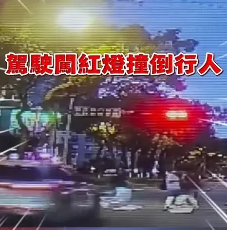 車禍發生當下。（圖／中天新聞，原始畫面取自「我們是新店人!! 好山好水，就是愛新店」臉書）