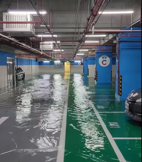 台北市南港火車站4日下午出現大片積水,B3地下停車場幾乎淹成池塘。(圖/Threads@jimmy6419授權提供)