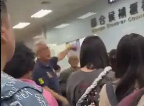 航班受阻兩日,導致上千名旅客滯留機場,部分旅客和機場工作人員產生爭執。(圖/翻攝自爆料公社)
