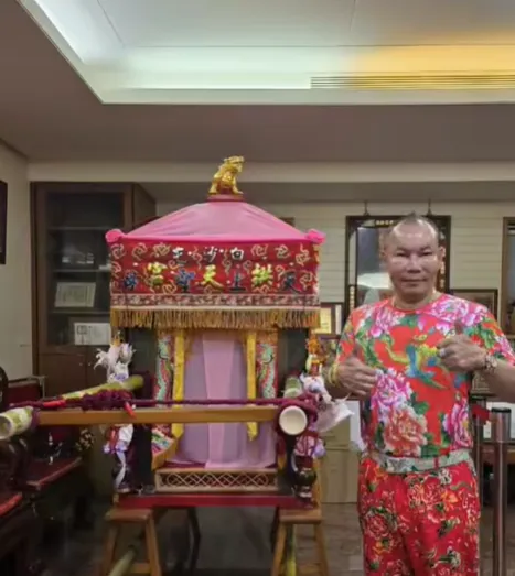 胡漢龑與白沙屯媽祖娘娘合影。（圖／翻攝自啟德機械起重工程-股公司臉書粉專）