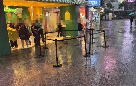 台北市知名鬧區西門町今(13)日傍晚驚傳磁磚掉落意外。(圖/翻攝畫面)