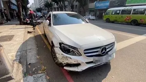 百萬賓士車頭被削掉一大塊。(圖/翻攝畫面)