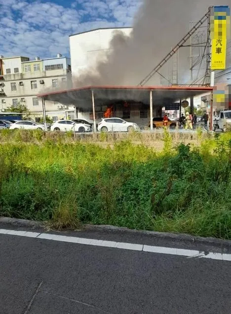 火警現場冒出濃濃黑煙。（圖／頭份市民代表 周訓宇 提供）
