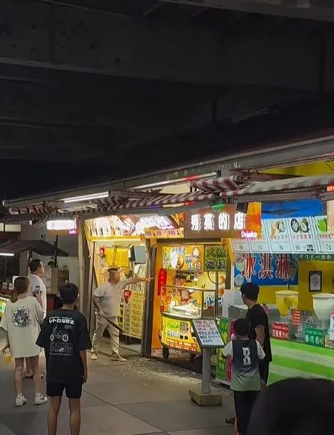 男子持鋁棒砸店。（圖／翻攝記者爆料網）