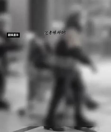 梁姓技術長躺擔架送醫。（圖／翻攝自記者爆料網）