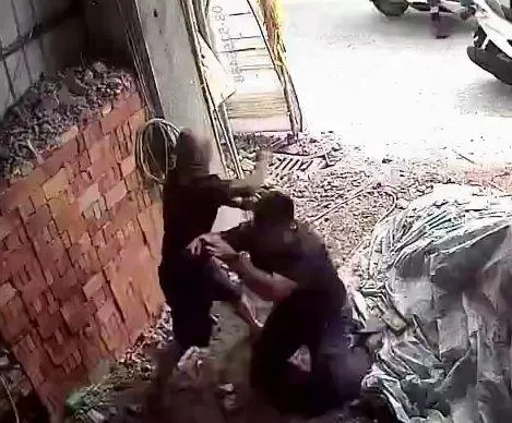 新竹林森路某工地爆發嚴重肢體衝突，雙方大打出手，現場一片混亂。（圖／中天新聞）
