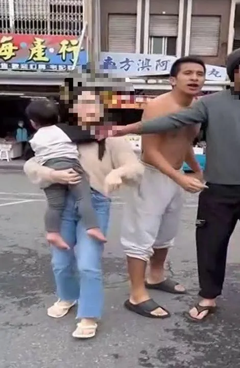 高國豪的老婆也抱著小孩全程在場，幫老公怒罵大伯跟二伯。（圖／中天新聞）