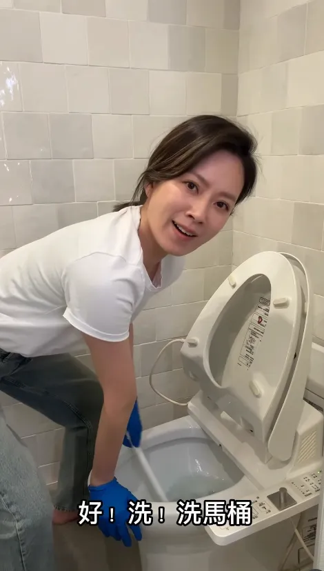 Melody刷馬桶。（圖／翻攝Melody IG）