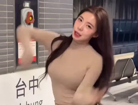 李多慧在台中高鐵站熱舞。(圖/翻攝自IG)