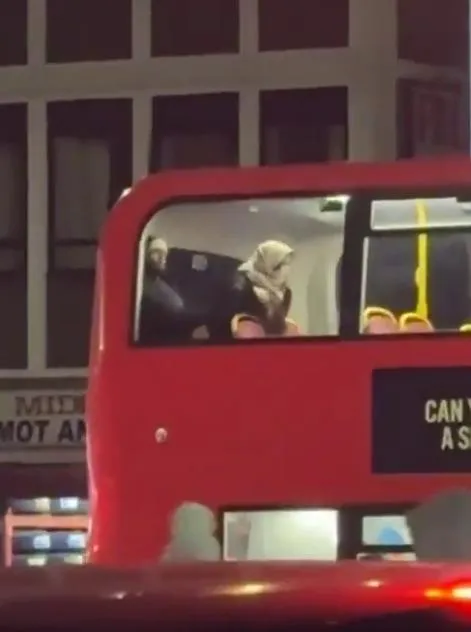 英國一對情侶在一輛雙層巴士上層「車震」。(圖/翻攝X)