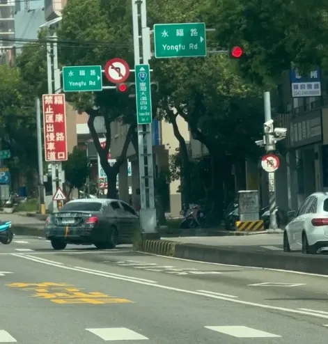 台中市一輛車遭潑白漆，在台灣大道上危險駕駛。（圖／Threads網友@lihui.lin提供）