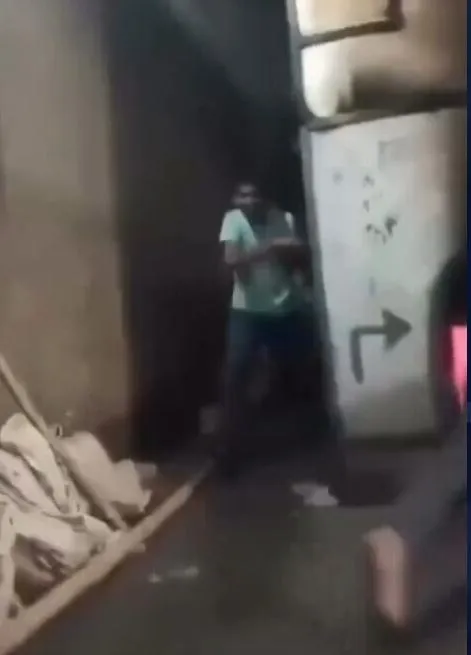 工作人員迅速停止火化爐運作，合力將男子拉離設備。他雖獲救，但臉部與身體多處仍受嚴重灼傷。（圖／翻攝ghassan_awwad的IG）