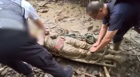 男子被救出，身上全是泥巴。（圖／翻攝畫面）