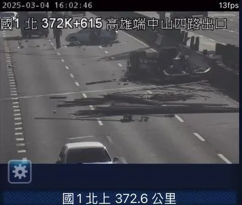 國1北上372.6公里處嚴重車禍。(圖/翻攝畫面)