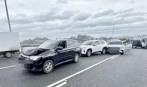 現場8部車撞成一團。(圖/翻攝畫面)