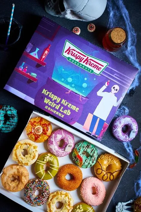 &nbsp;Krispy Kreme 跳脫南瓜與幽靈的傳統元素，自10月1日起以「Dangerously Delicious! 怪奇料理實驗室」為主題，推出三款挑戰味覺想像的限定甜甜圈。（圖／ Krispy Kreme&nbsp;提供）