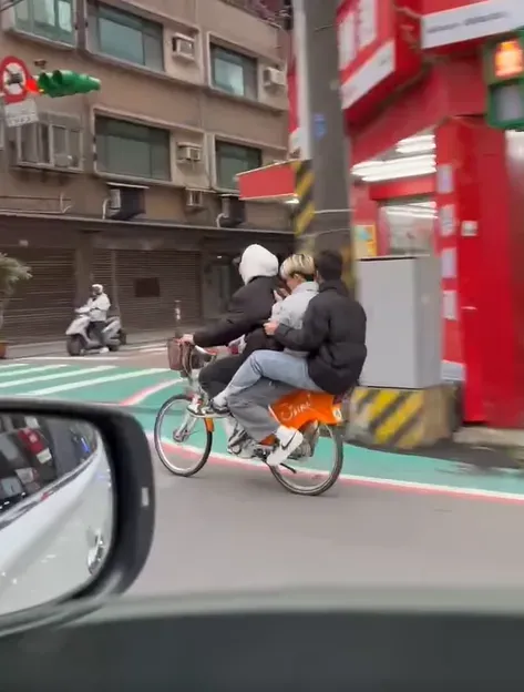 桃園3名屁孩3貼騎YouBike。(圖/翻攝自「爆料公社二社」臉書)
