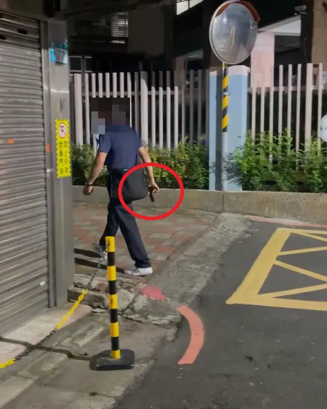 新北三重有男子疑似持槍在街上閒晃。（圖／Threads網友@uesta_ho授權提供）