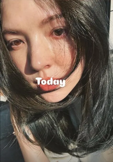 許瑋甯22日在Instagram限時動態貼出兩張自拍。（圖／翻攝IG anno8o7）