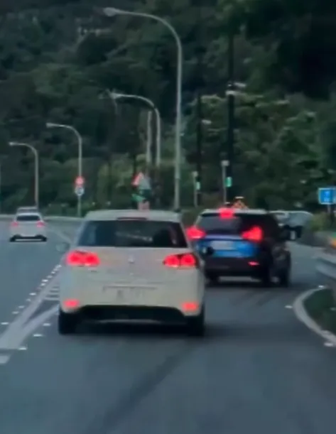 白車被迫駛入休息站。（圖／Threads網友@523.ru提供）