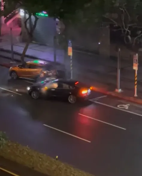 黑色轎車撞上停在路旁的車輛後,竟加速逃逸。(圖/翻攝自臉書「信義區三兩事」)