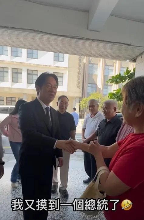 民眾和總統握手後心情超嗨。（圖／劉櫂豪臉書）