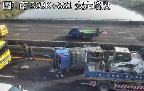 國道1號南向309.8公里，麻豆到安定路段發生翻車事故，車輛嚴重回堵。（圖／翻攝高速公路1968）