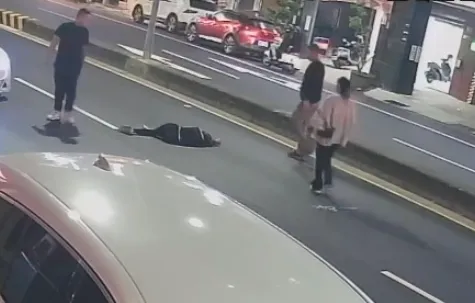 受波及的白車及黑車駕駛下車看女子狀況。（圖／IG @ooxx.mia提供）