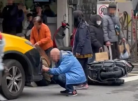 計程車駕駛蹲下查看車輛毀損處。（圖／@jin_jhelong授權提供）
