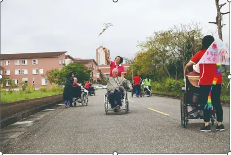 好市多做公益照護偏鄉長輩，從2014年以來捐助「門諾醫院偏鄉部落共餐計劃」，為長者及獨居老人提供定期的關懷服務。（圖／好市多提供）