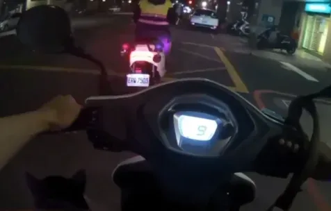黑柴柴不慎走失，新興警積極尋獲飼主助團圓。（圖／中天新聞）