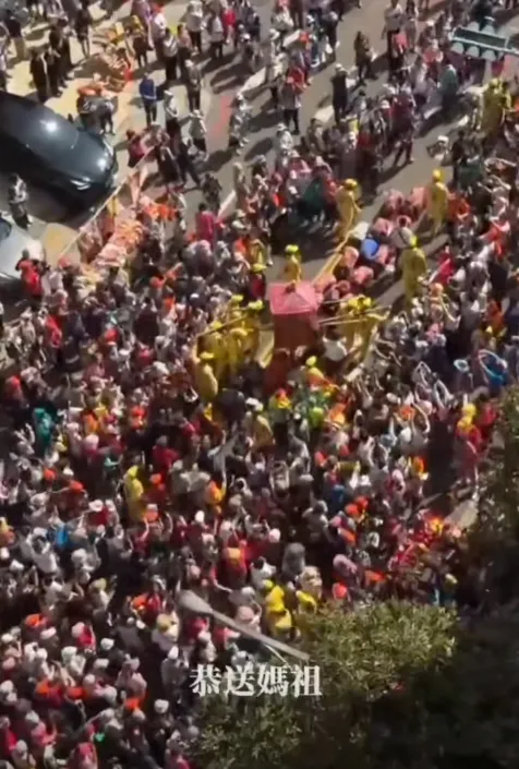 白沙屯媽祖衝進竹北吊車大王的豪宅賜福。（圖／翻攝自臉書／啟德機械起重工程-股公司）
