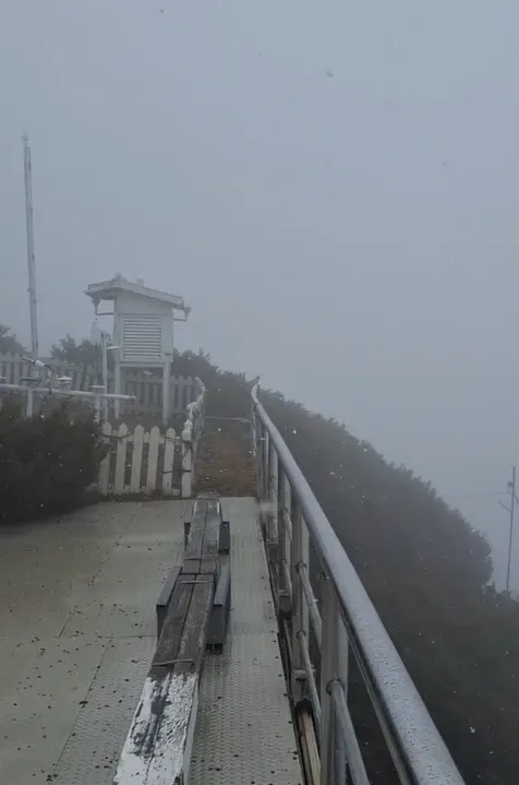 玉山今天中午再度下雪。（圖／中央氣象署）