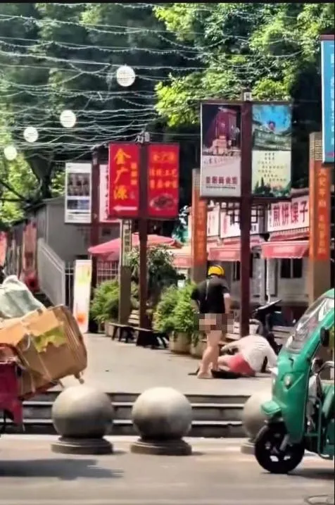 湖南女子與男騎士街頭對戰，無人上前制止（圖／網路）