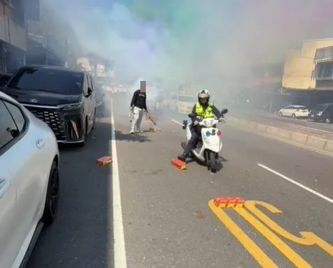 警方表示,在活動開始前,員警已於旗山監理站出口處告誡現場人員,燃放鞭炮應選擇空曠、安全、定點且不妨害交通與公共安全之處施放,避免影響用路人及周邊民眾安全。(圖/翻攝自臉書網紅「陳信亞追廟會」)