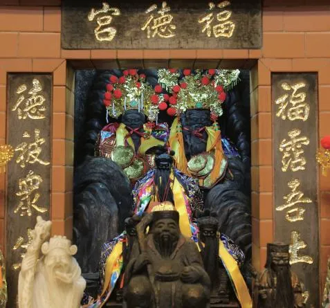 農曆正月初二是給土地公「做牙」的日子，命理專家高宏寓分享8個開運招財的拜拜物品。圖為新北市烘爐地南山福德宮正殿的土地公神像。（圖／翻攝自烘爐地南山福德宮官網）