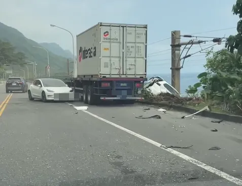 宜蘭發生6車追撞事故，車輛滑落至台鐵路線軌道旁。（圖／Threads網友＠zawa314091授權提供）