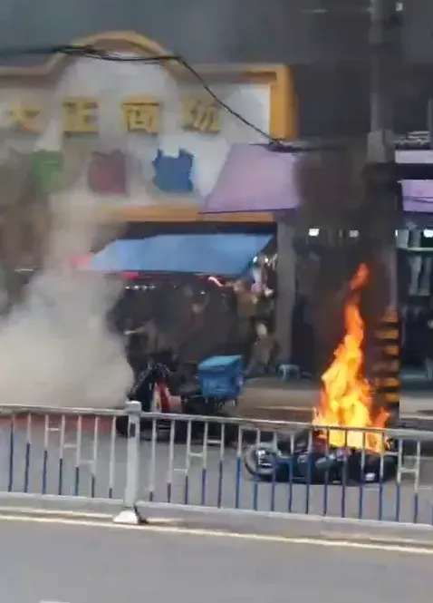 嫌犯在大街上點燃電單車。（圖／翻攝微博）