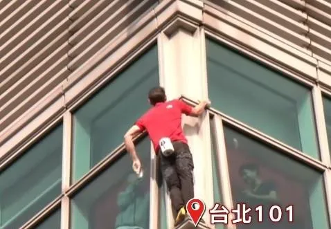 美國攀岩傳奇艾力克斯・霍諾德(Alex Honnold)成功挑戰徒手攀登台北101,全程無安全設備保護。(圖/中天新聞)