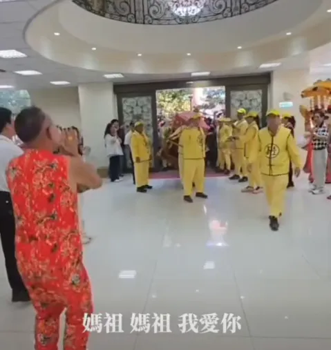 竹北吊車大王見粉紅超跑衝進自己的豪宅超級興奮。（圖／翻攝自臉書／啟德機械起重工程-股公司）