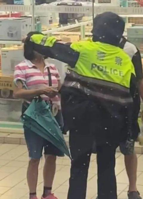 讓座糾紛警方到場關切。（圖／翻攝記者爆料網）