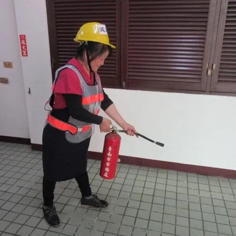 台南市消防局及經濟發展局等相關權管單位,今日前往保安市場進行無預警聯合稽查作業。(圖/台南市消防局提供)