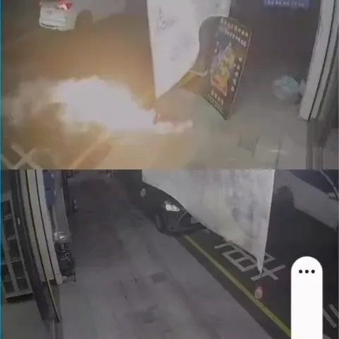 嘉義東區吳鳳北路公車站牌附近，11日晚間突然出現一陣火光，有人朝人行道扔鞭炮，炸彈飛過一名女子頭頂後爆炸，女子受到驚嚇回頭一看後迅速離開現場。（圖／翻攝是社會事新聞影音）