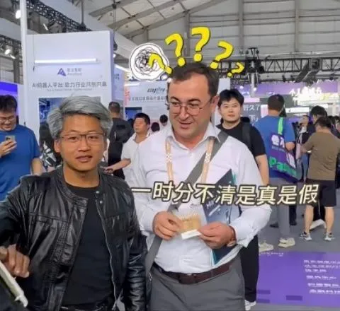 一名外籍參展人員,分不清是否為黃仁勳本尊。(圖/翻攝新浪微博)