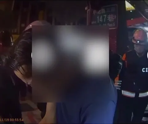 警方制伏嫌犯。（圖／翻攝畫面）