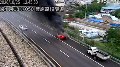 國道4號豐勢交流道隧道出口前發生火燒車事故。（圖／翻攝高速公路資訊網）