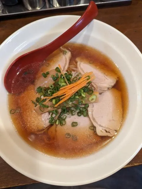 將豬肉與味噌、蔬菜及菇類一同熬煮成豬肉味噌湯，不僅能全面補充所需營養，還能溫暖腸胃，緩解疲倦感。（圖／Photo AC）