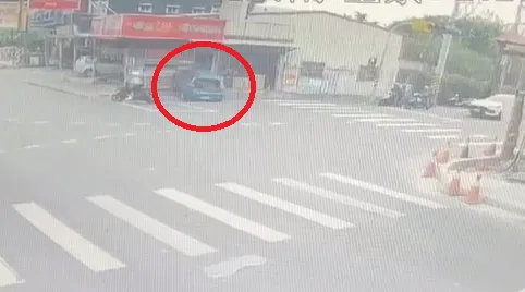 藍色轎車撞進檳榔攤。（圖／翻攝畫面）